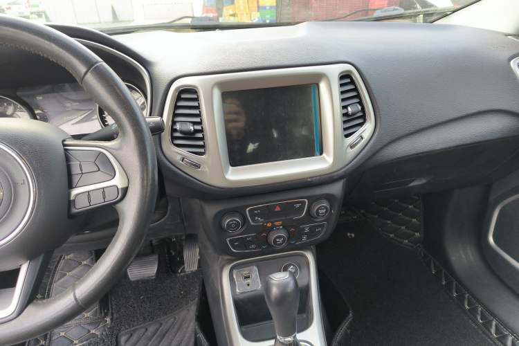 Used  Compass 2017 200T Automatic Family Edition
