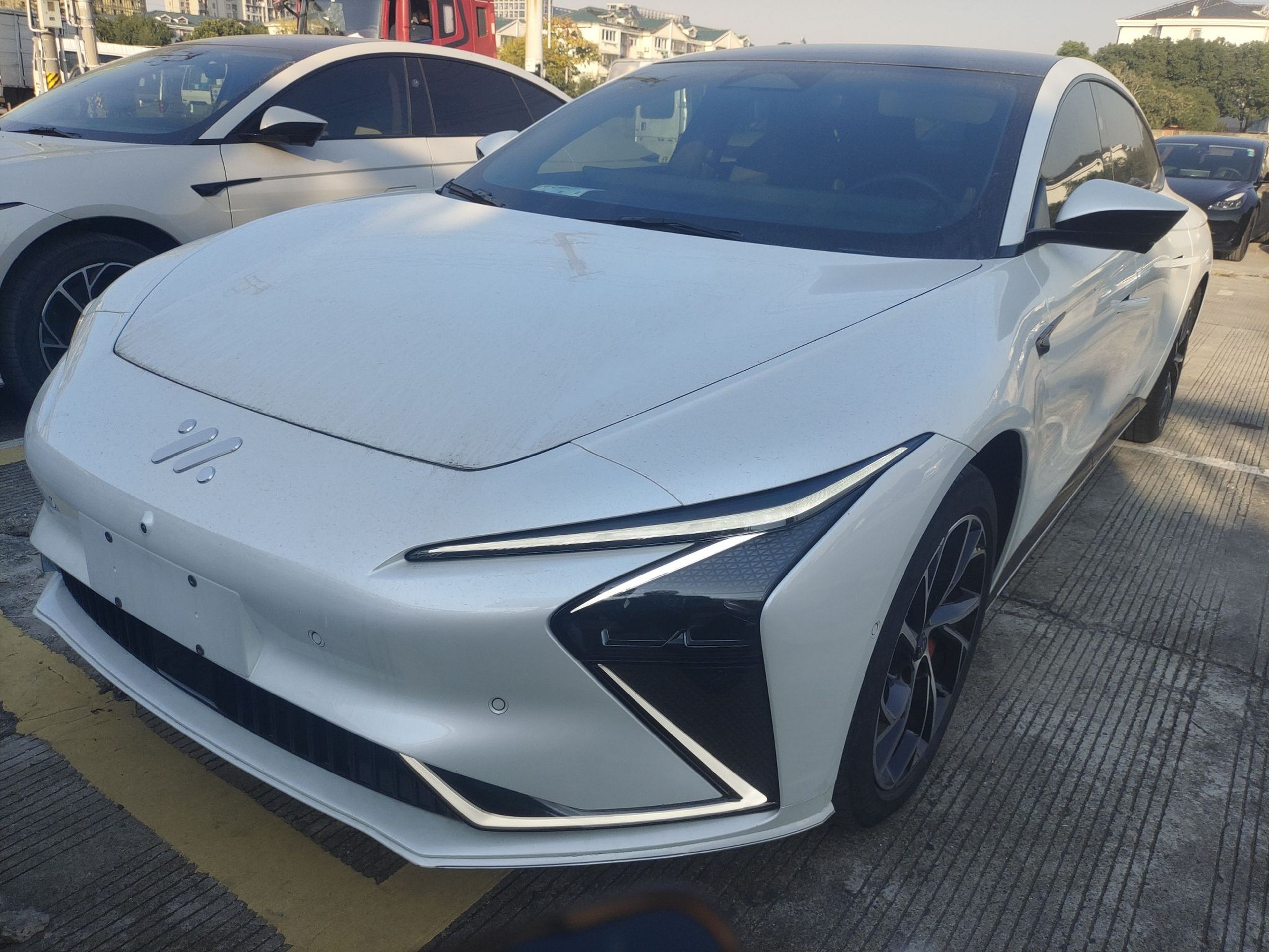 تحت مقدمة السيارة