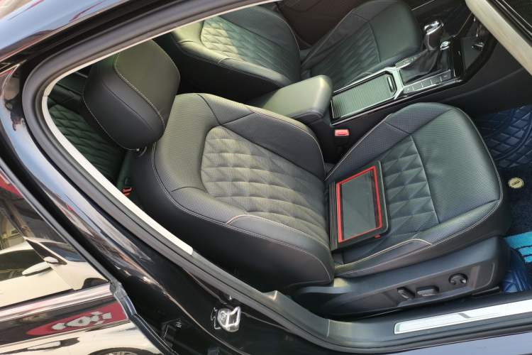 Used Volkswagen Passat 2019 330TSI Luxury Edition China VI Standard
