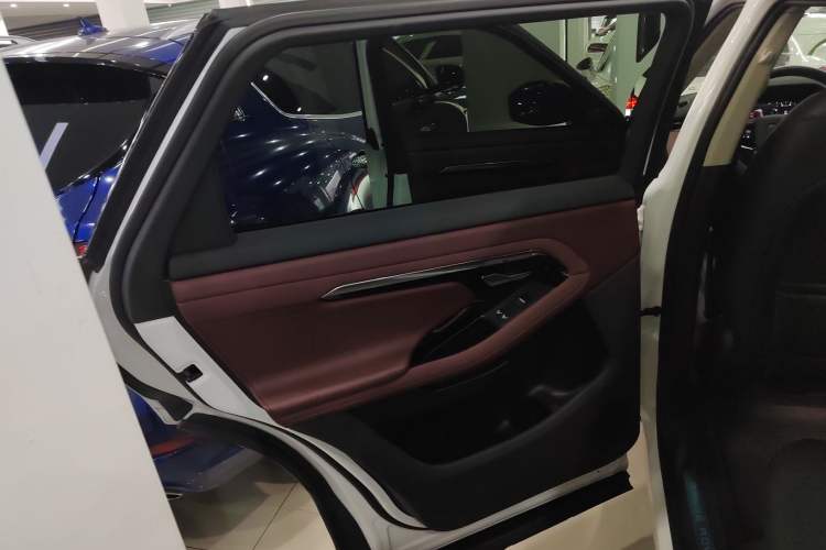 Used Land Rover Range Rover Evoque 2021 Range Rover Velar 249 PS R-Dynamic S Performance Edition
