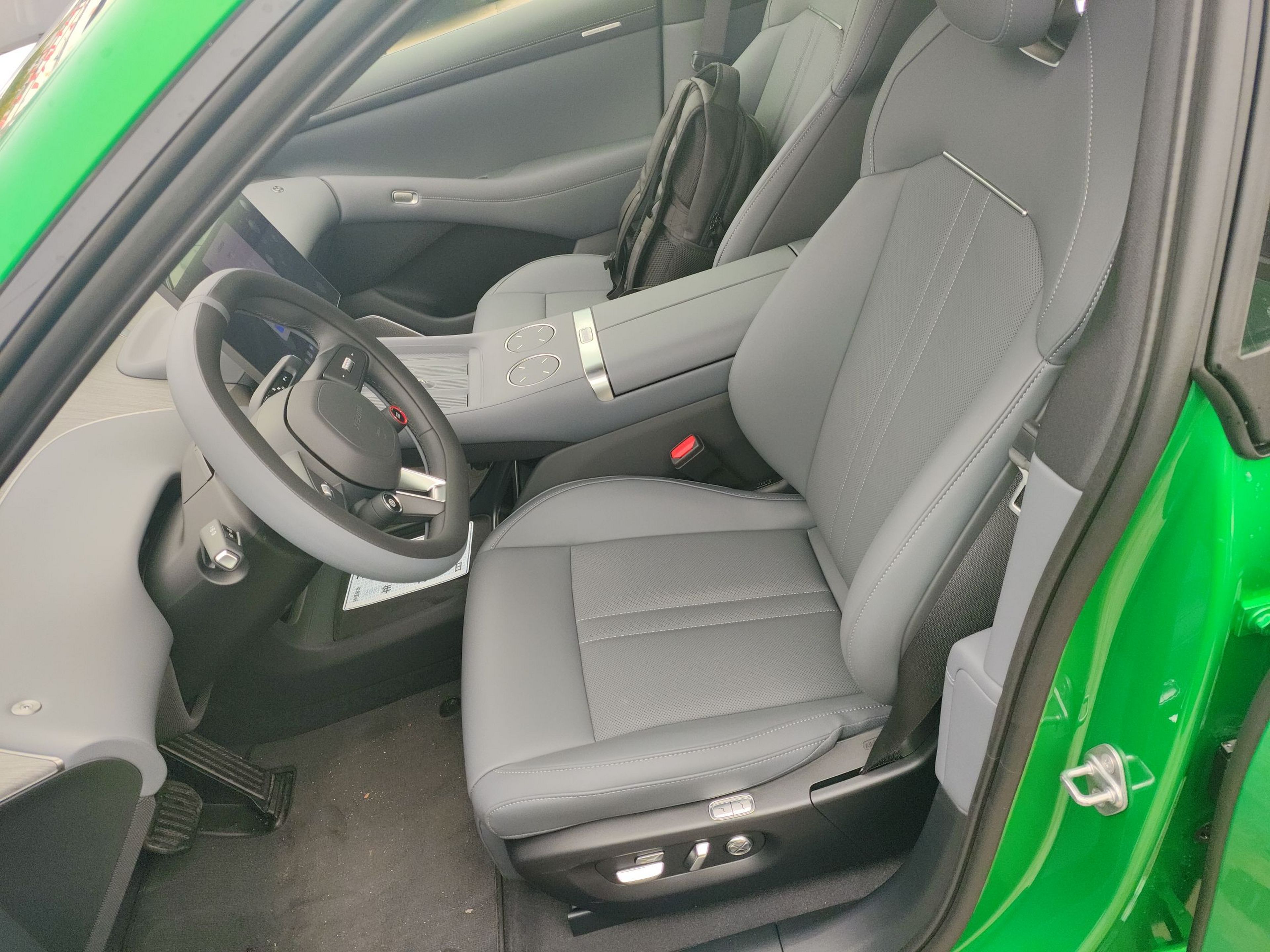 Переднее сиденье в автомобиле