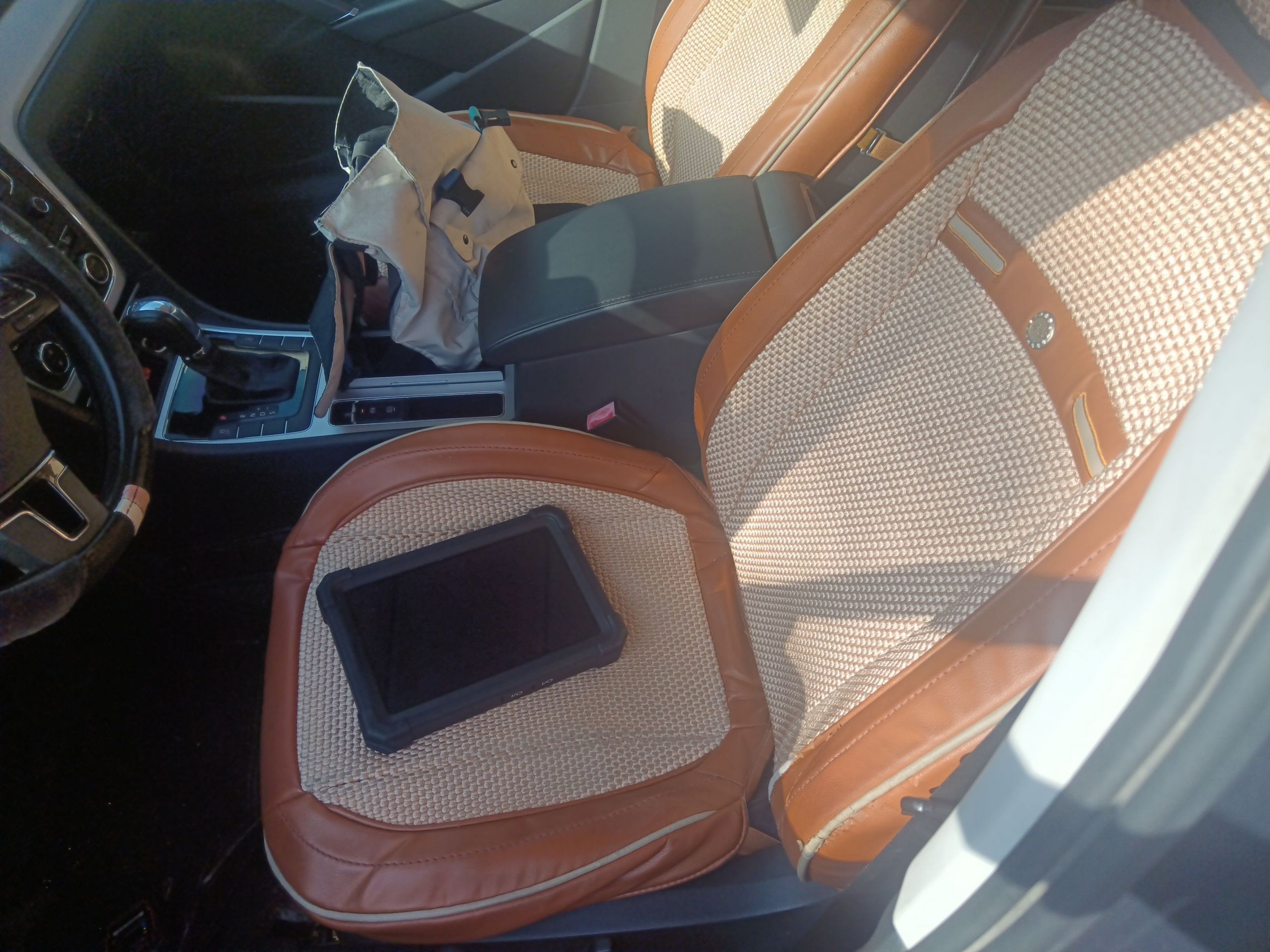 المقاعد الأمامية داخل السيارة