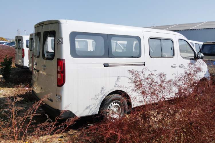 Used Wuling Yangguang 2024 300KM Comfort Version Passenger Van 75kW
