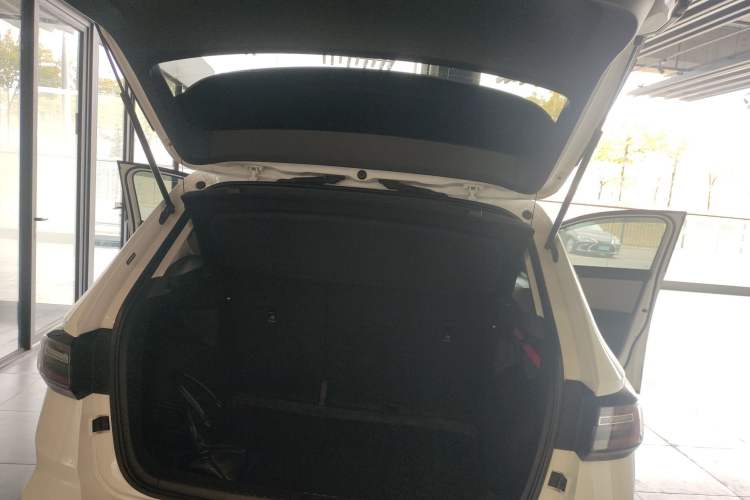 Used Volkswagen Tharu 2023 300TSI Two-Wheel-Drive Crescent Edition