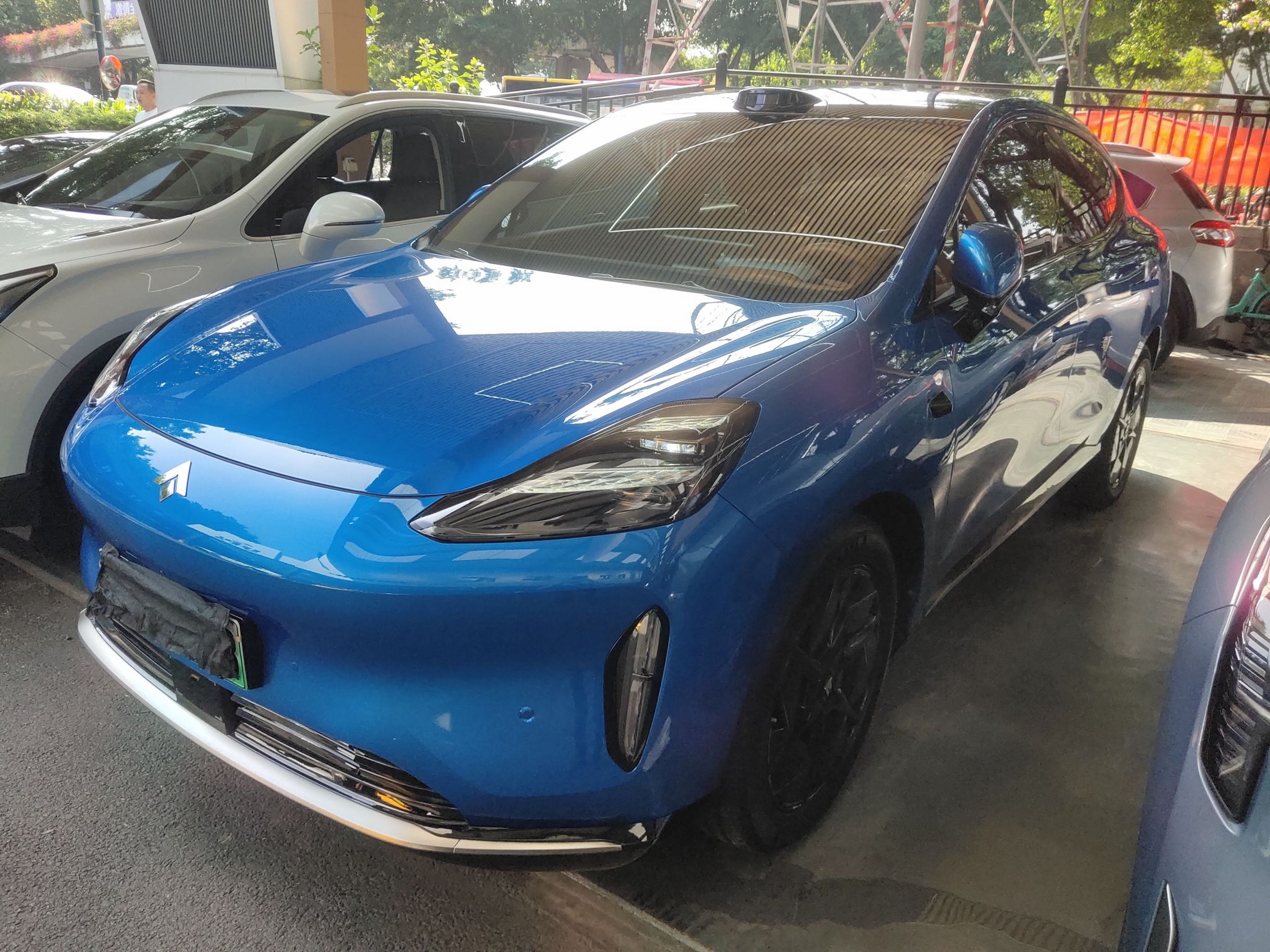 تحت مقدمة السيارة