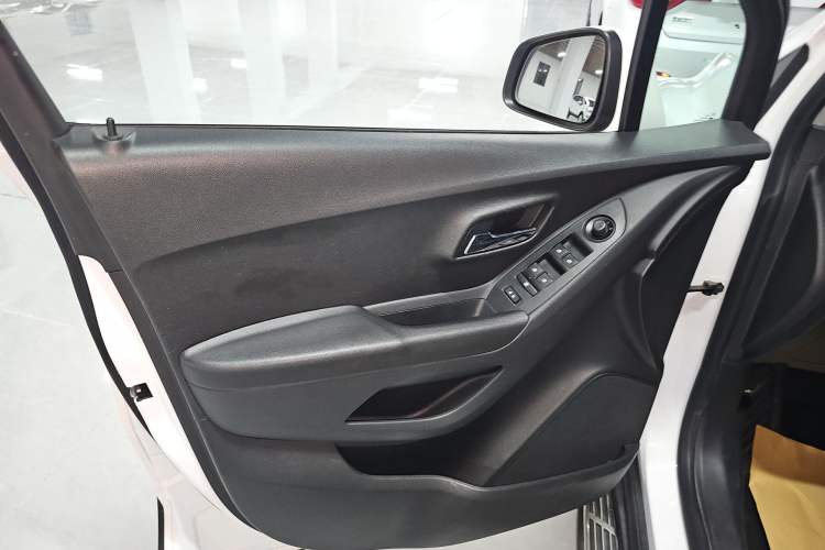 Used Chevrolet Trax 2016 1.4T Automatic Two-Wheel Drive Comfort Version with Sunroof
