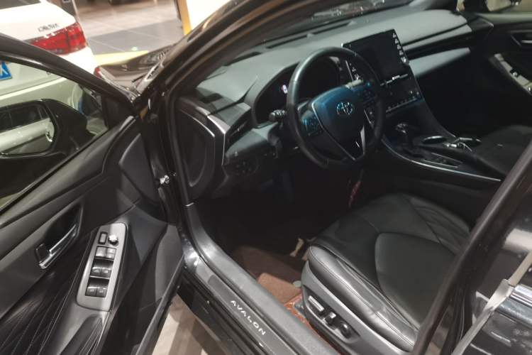 Used Toyota Avalon 2019 Dual-Engine 2.5L XLE Prestige Version China VI Standard
