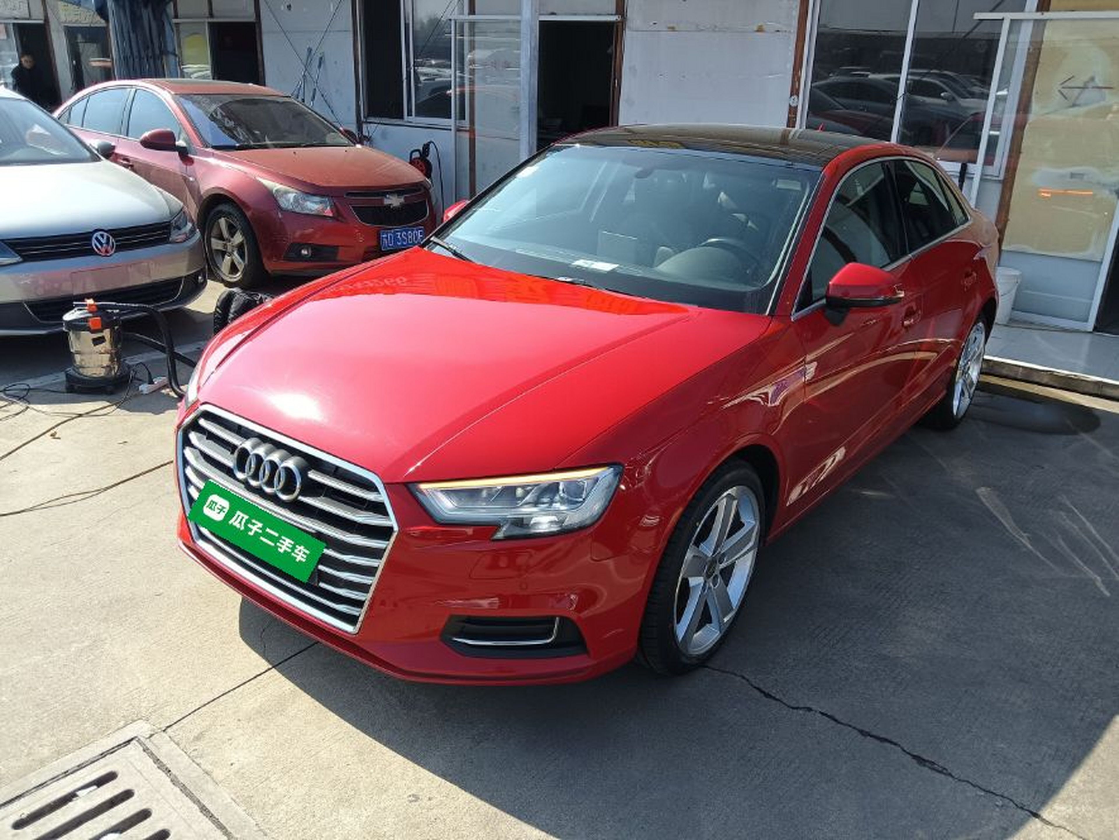 تحت مقدمة السيارة