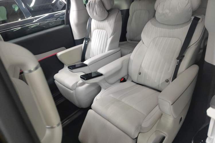 Used VOYAH Dream 2025 EV Four-Wheel Drive Flagship Kunpeng Edition
