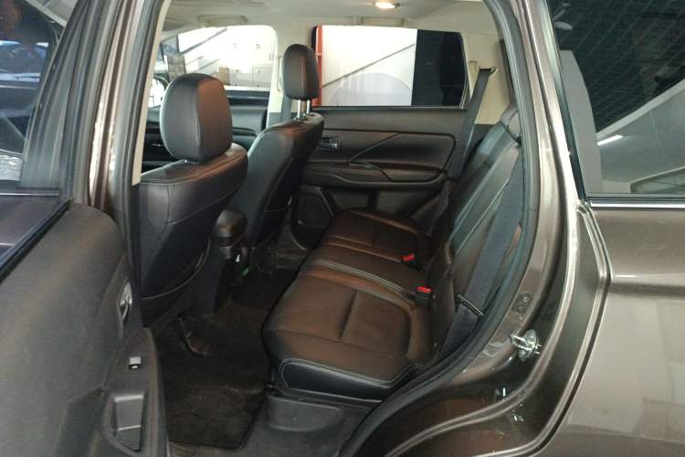 Used Mitsubishi Outlander 2016 2.4L 4x4 Luxury Edition 7-Seater
