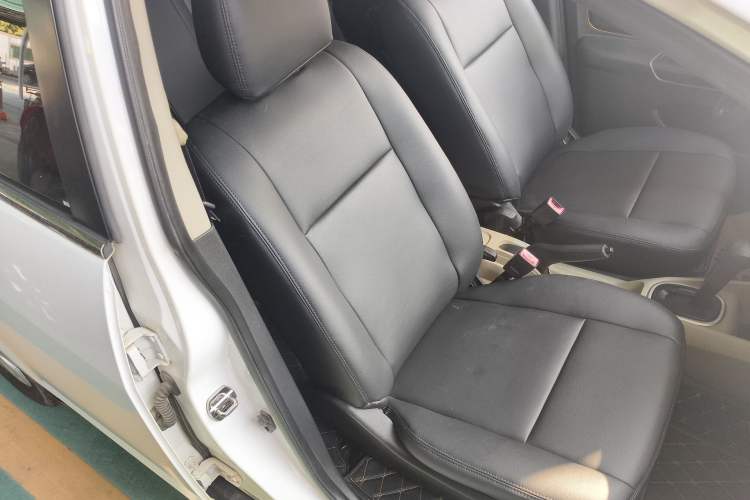 Used Venucia R50 2013 1.6L Automatic Fashion Edition