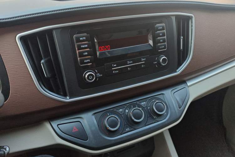 Used FORTHING Lingzhi 2019 Facelifted M5L 1.6L 7-Seater Base Model China VI Standard
