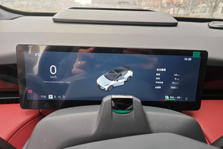 Used Lynk & Co Z20 2026 Model 530km Rear-Wheel Drive Max—Sunrise Red Edition
