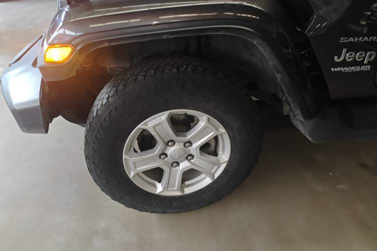 Used  Wrangler 2019 2.0T Sahara Four-Door Brilliant Top Version China VI Emission Standard
