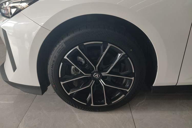 Used Changan UNI-V iDD 2024 Blue Whale Smart Electric iDD 136km ZhiKu Model
