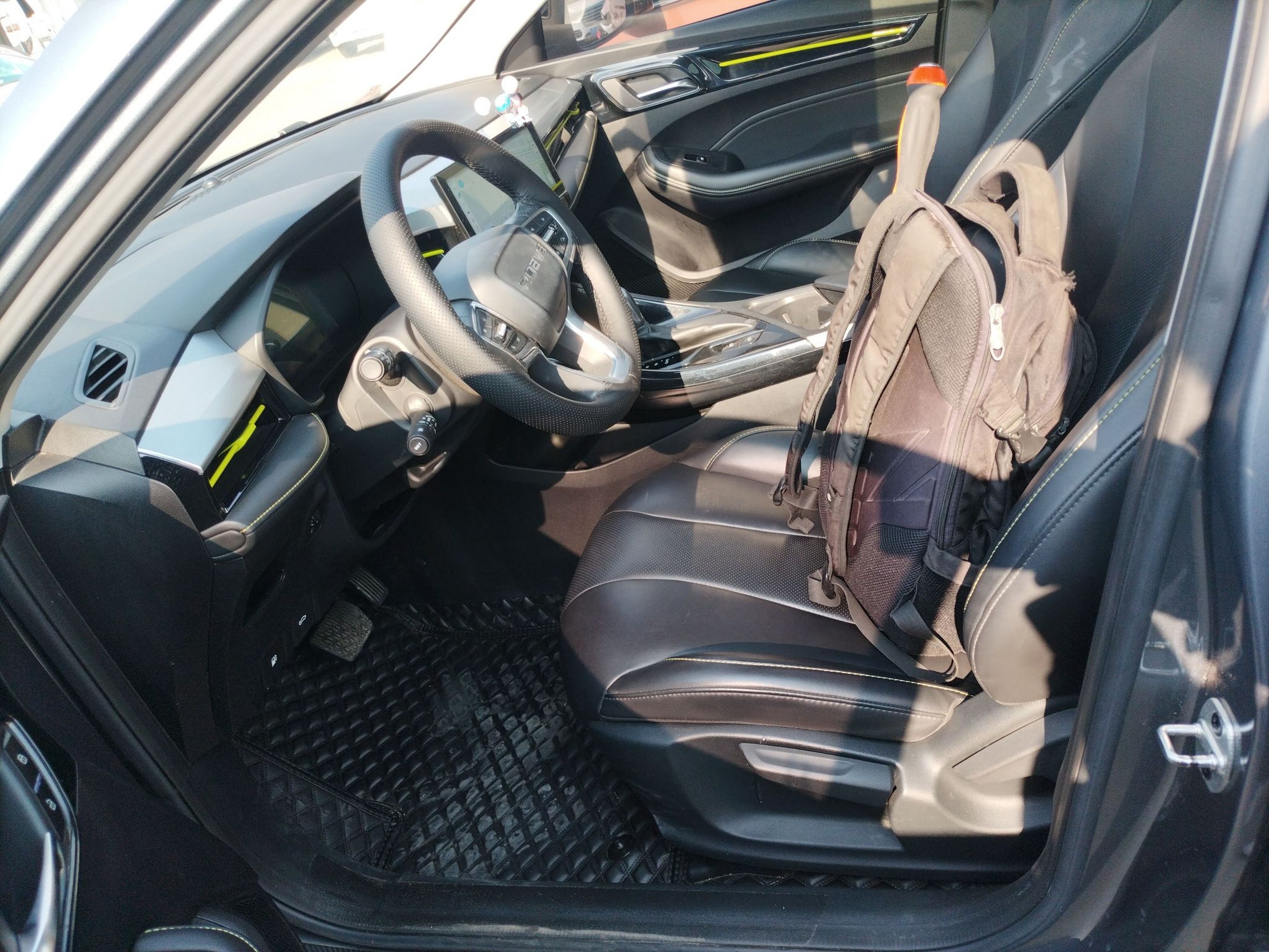 المقاعد الأمامية داخل السيارة