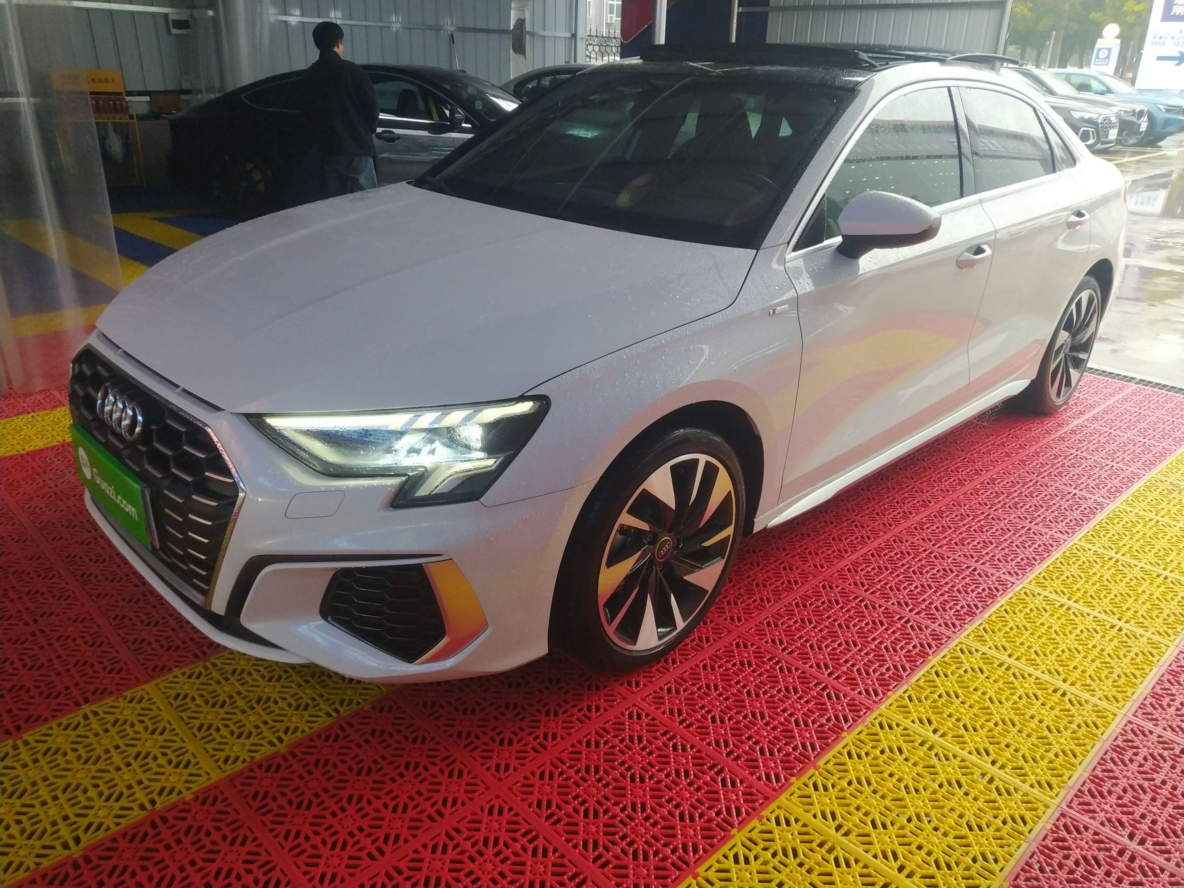 Под передней частью автомобиля