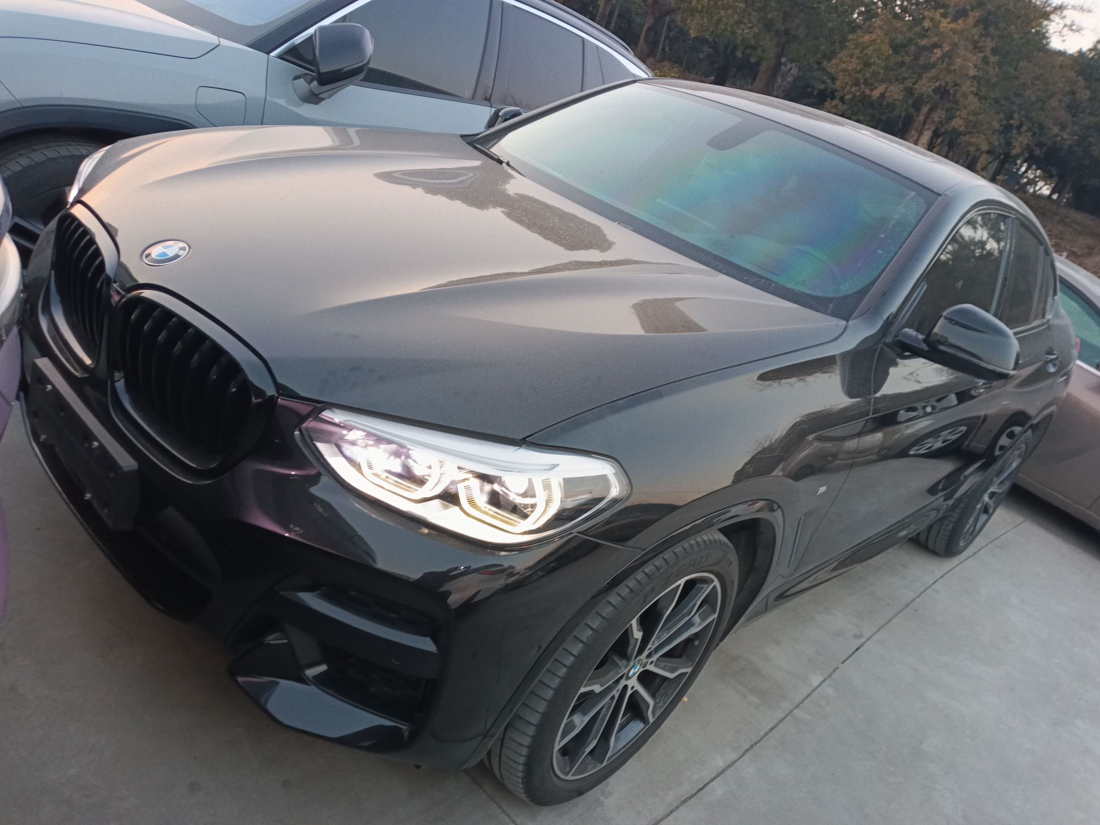 Под передней частью автомобиля