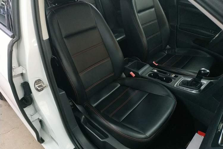 Used Volkswagen Golf 2016 1.6L Automatic Fashion Model
