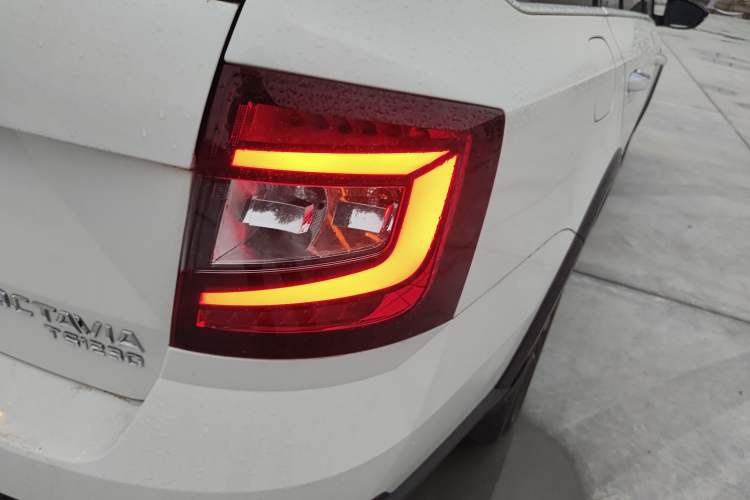 Used Skoda Octavia 2019 Station Wagon TSI230 DSG Luxury Edition China VI Standard
