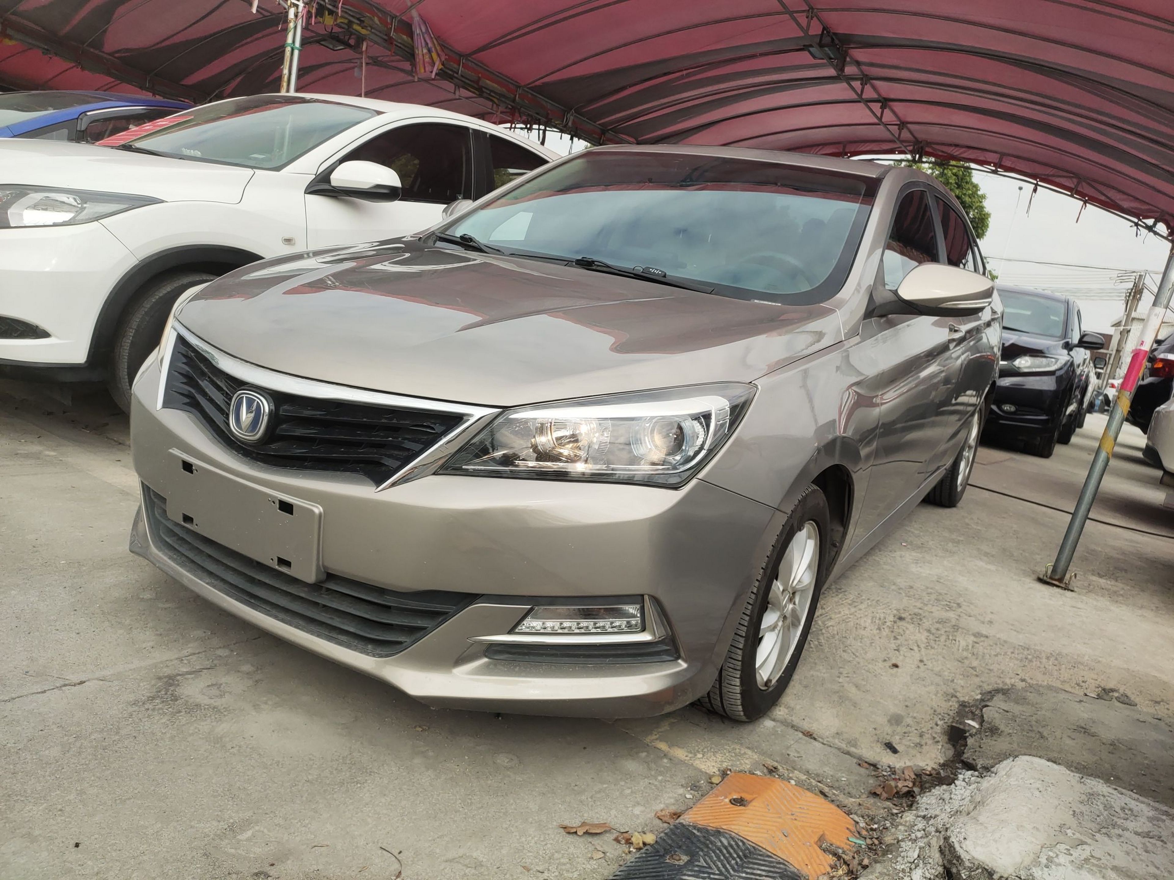 Под передней частью автомобиля