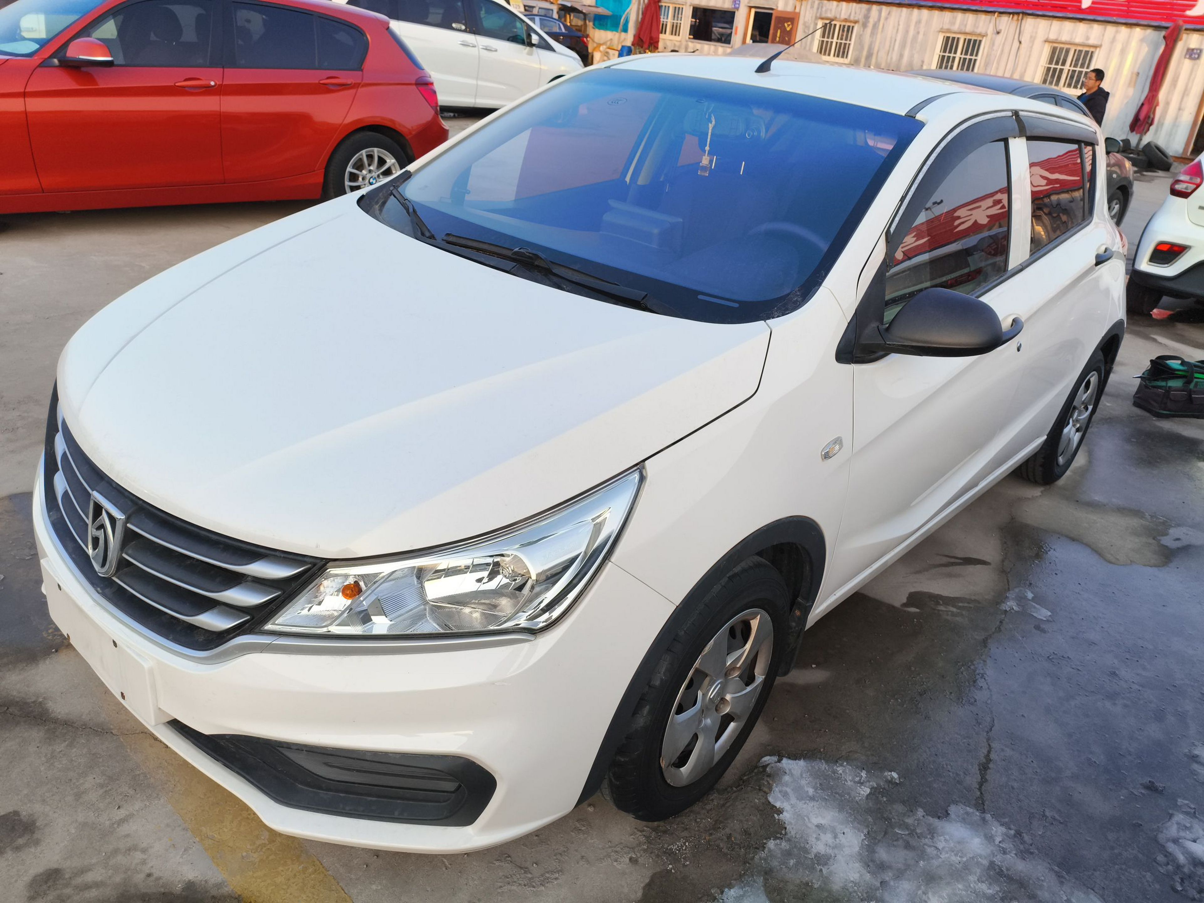 Под передней частью автомобиля