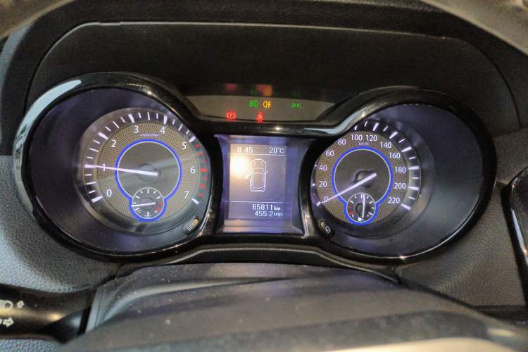 Used JMC Yusheng S350 2016 2.0T Manual 4x4 Gasoline Luxury Version with Sunroof 7 Seats
