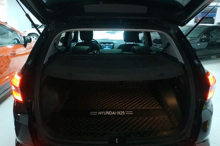 Used Hyundai ix25 2015 1.6L Automatic Two-Wheel-Drive Deluxe DLX Model
