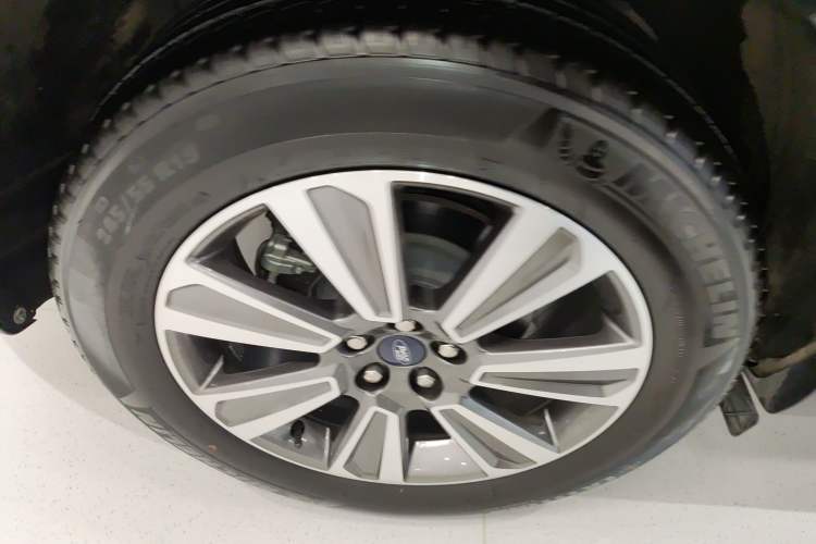 Used Ford Edge 2021 PLUS EcoBoost 245 Two-Wheel-Drive Platinum Edition 5 Seats
