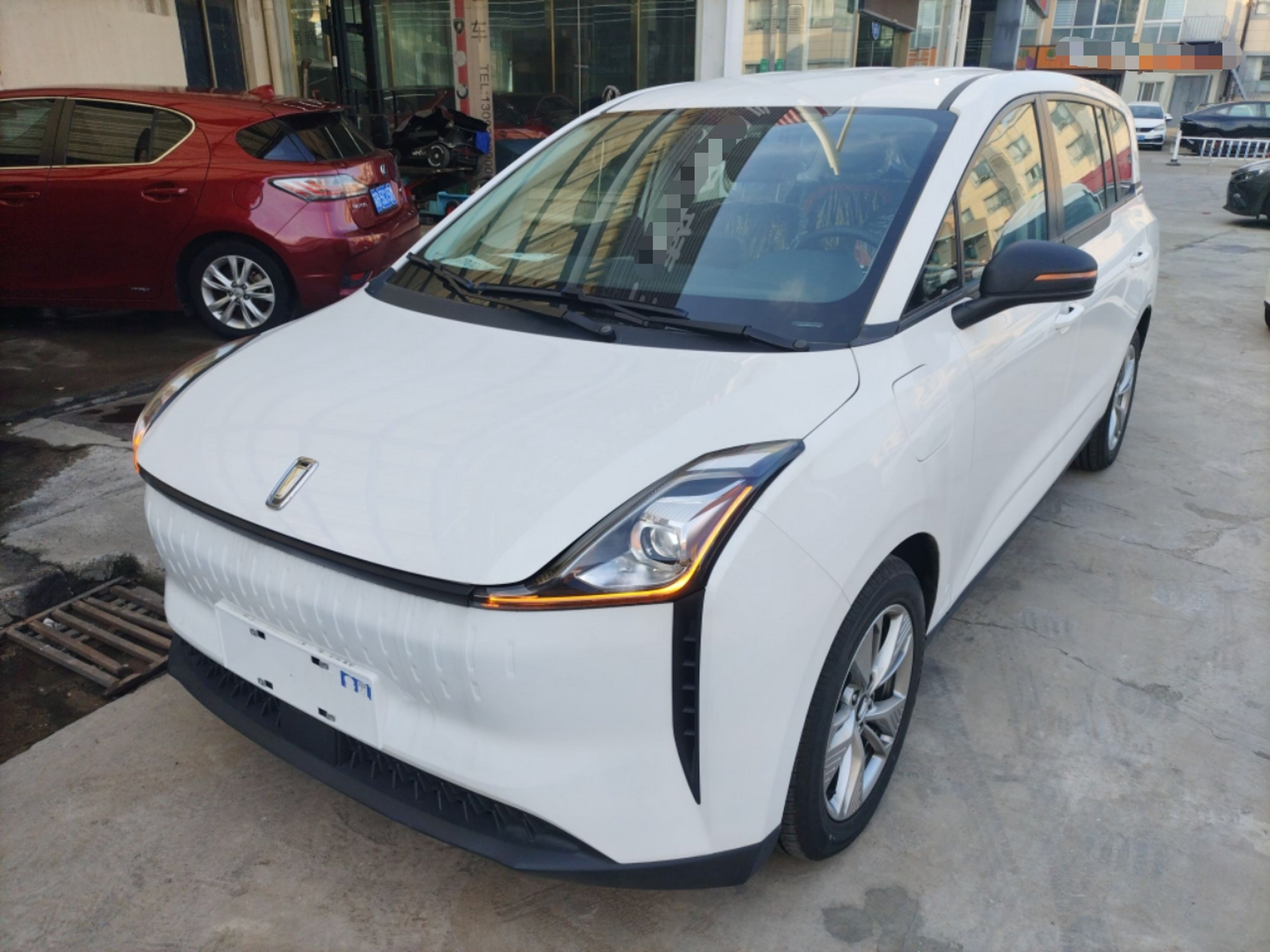 Под передней частью автомобиля