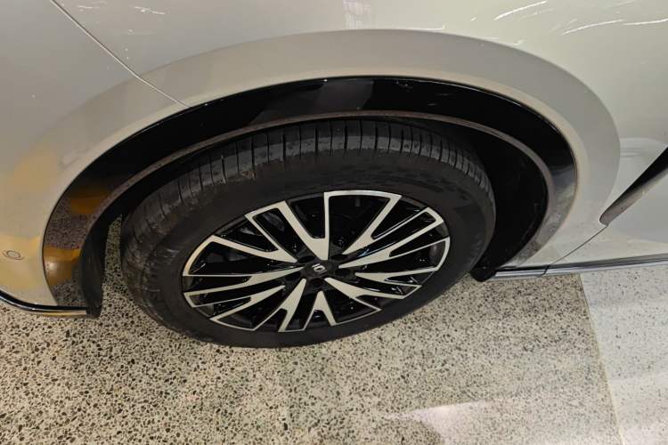 Used  Q07 2025 215 Flagship Edition
