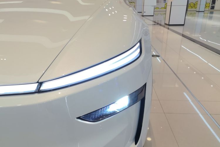 Used Tesla Model Y L 2025 Long-Range All-Wheel-Drive Version
