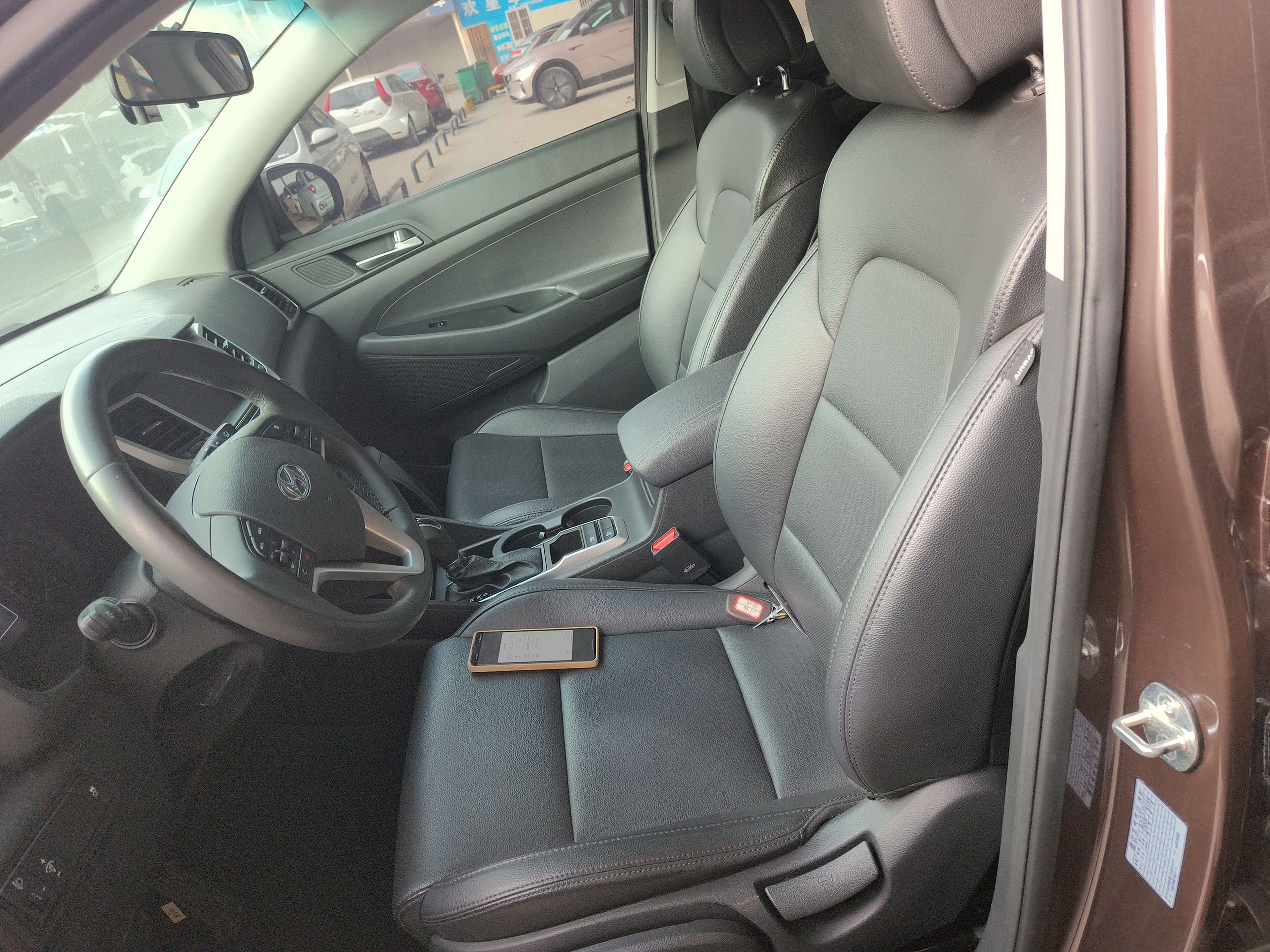 المقاعد الأمامية داخل السيارة