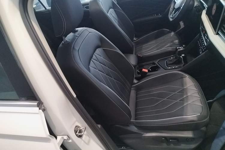 Used Volkswagen Tiguan L 2024 Outstanding Model 330TSI Automatic Two-Wheel Drive R-Line Dragon Glory Edition