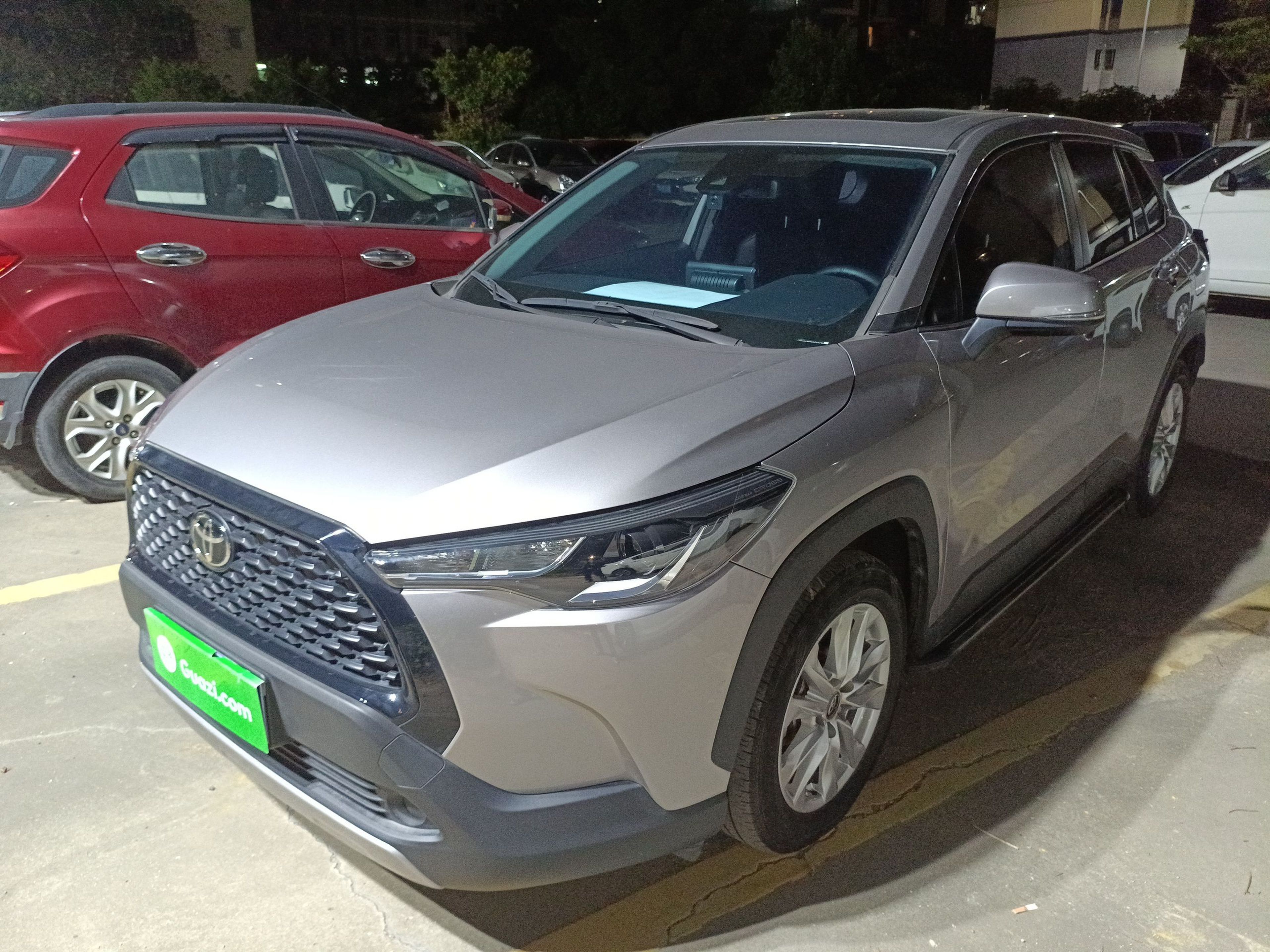 تحت مقدمة السيارة