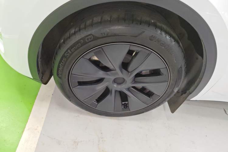 Used Tesla Model Y 2024 Long-Range All-Wheel-Drive Version
