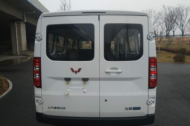 Used Wuling Yangguang 2024 300KM Comfort Version Passenger Van 75kW

