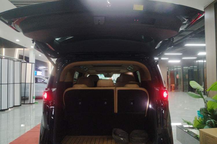 Used Denza D9 2025 DM-i Intelligent Drive 1020 Four-Wheel Drive Flagship Model