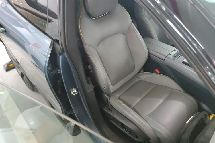 Used Lynk & Co 08 EM-P 2025 220 km All-Wheel-Drive Performance Halo
