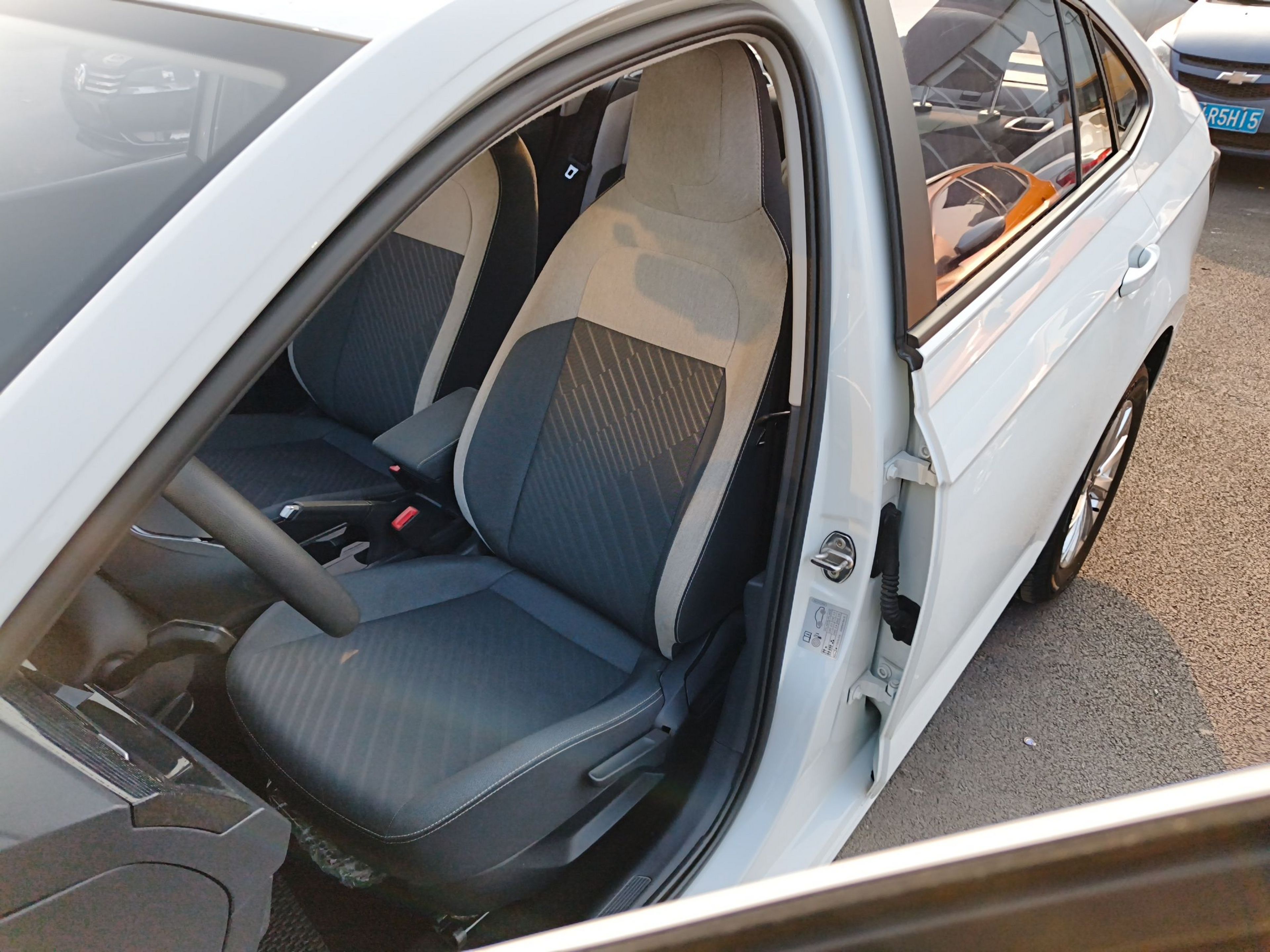 Переднее сиденье в автомобиле