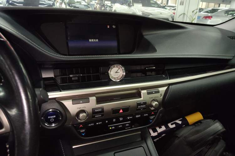 Used Lexus ES 2015 300h Comfort Edition
