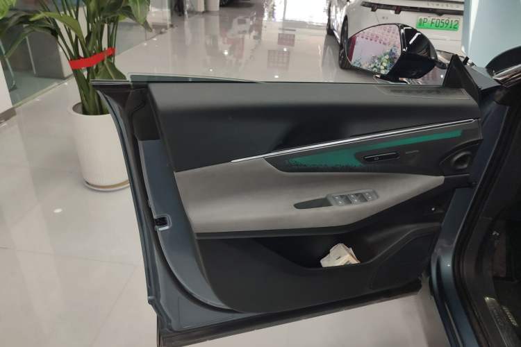 Used Lynk & Co 08 EM-P 2025 220 km All-Wheel-Drive Performance Halo
