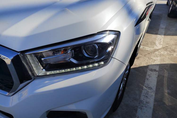 Used SAIC MAXUS T70 2019 2.0T Diesel Automatic Two-Wheel Drive Luxury Version with Long Body and High Ground Clearance
