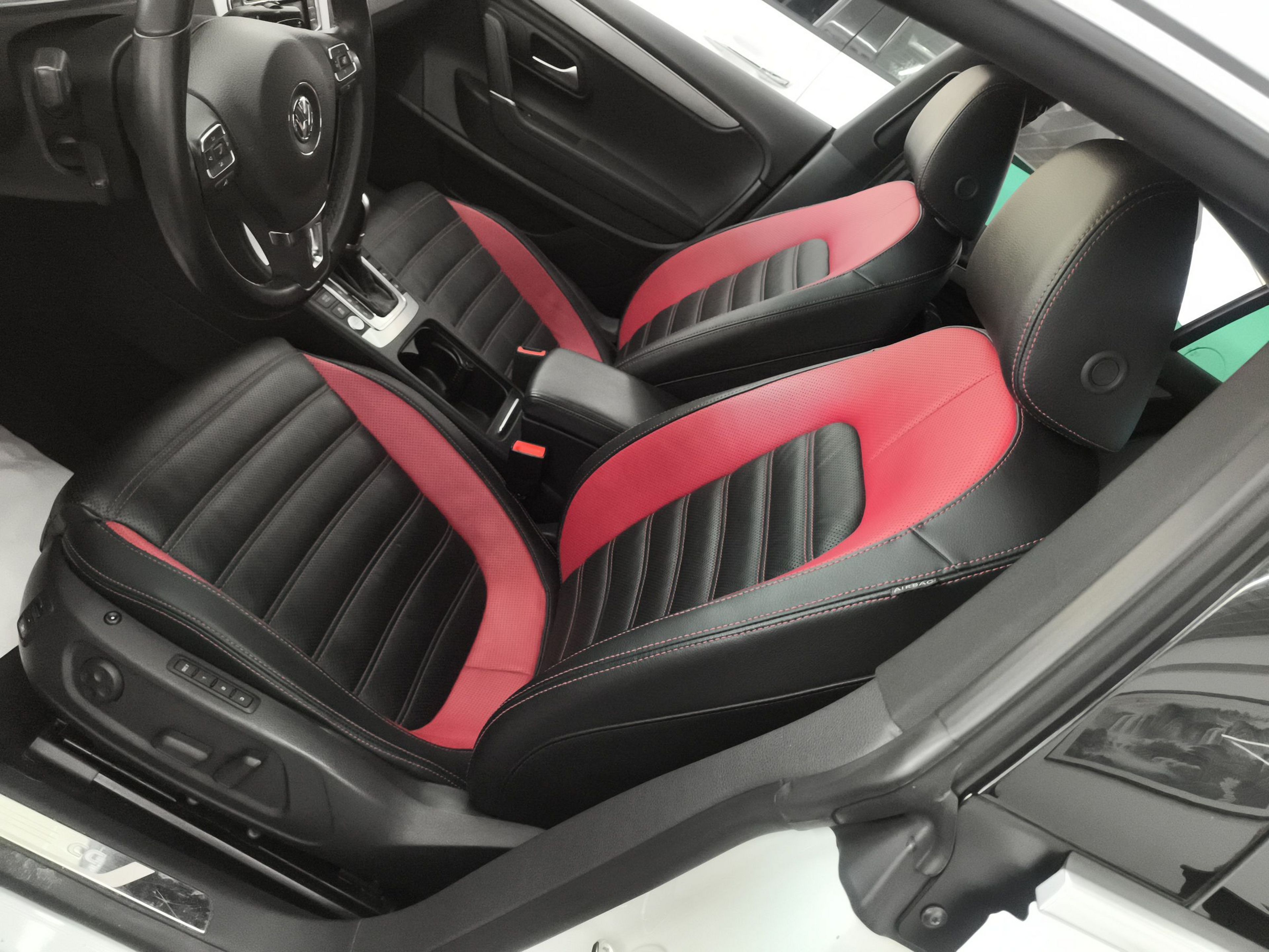 Переднее сиденье в автомобиле