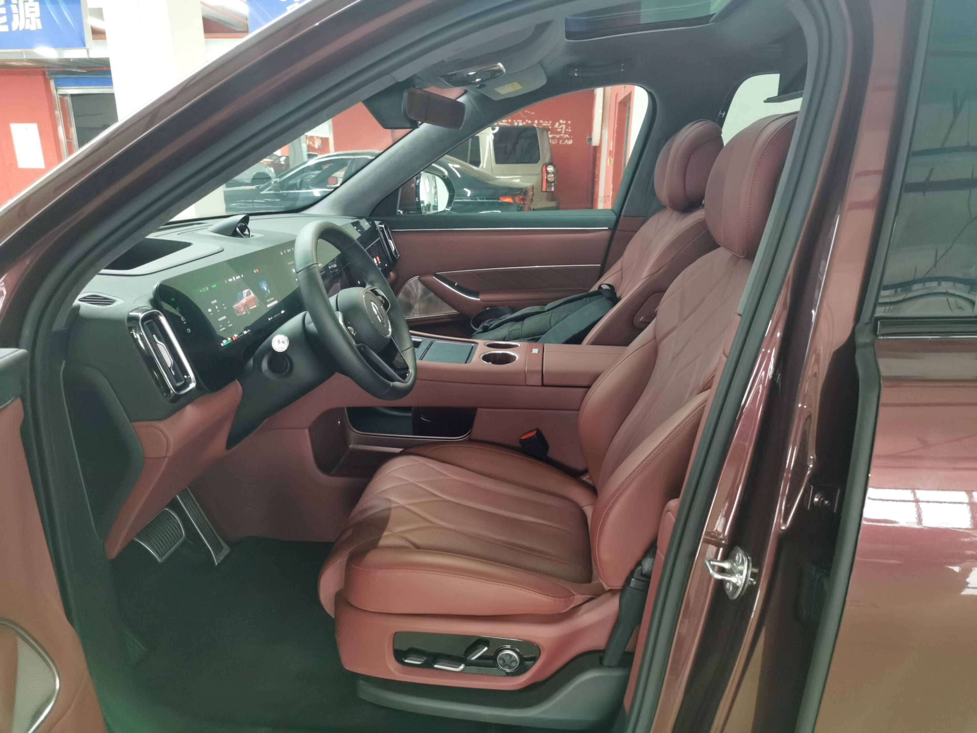 المقاعد الأمامية داخل السيارة