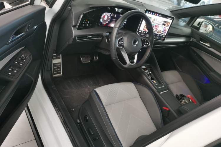 Used Volkswagen Golf 2025 300TSI R-Line
