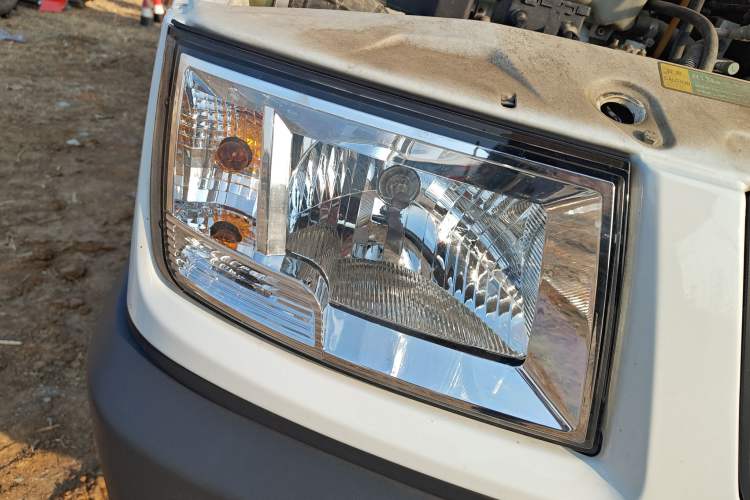 Used Iveco Daily 2020 2.5T A35 Passenger Van Single-Tire Mid-Roof Design 5-9 Seats with Sliding Side Door Meeting China V Emission Standards
