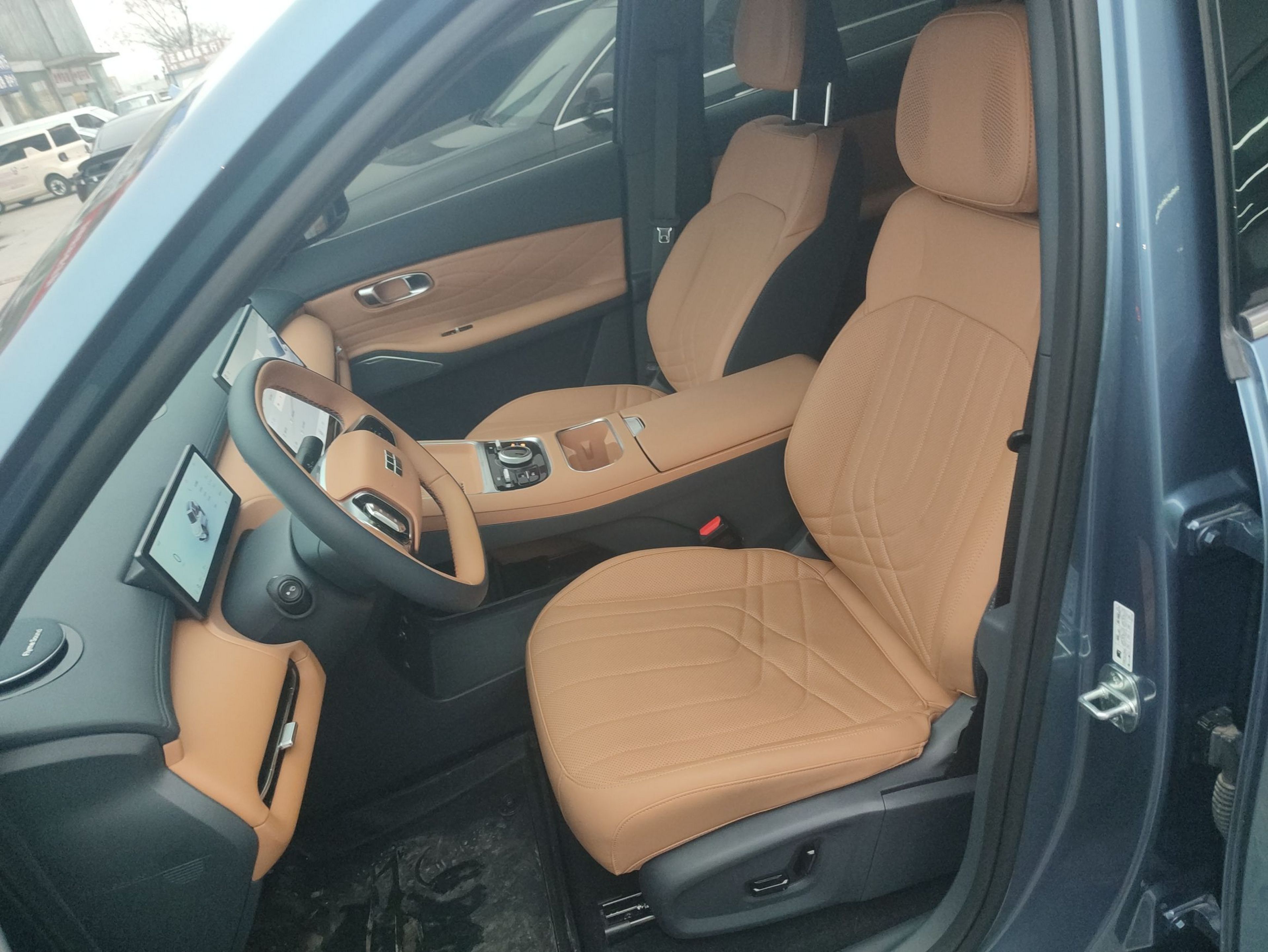 المقاعد الأمامية داخل السيارة