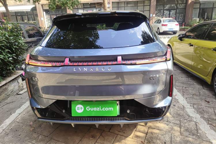 Used Lynk & Co 08 EM-P 2025 220 km All-Wheel-Drive Performance Halo
