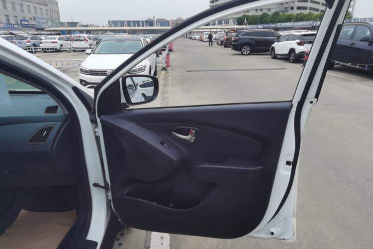 Used Hyundai ix35 2015 2.0L Automatic 2WD Smart Version China V Standard
